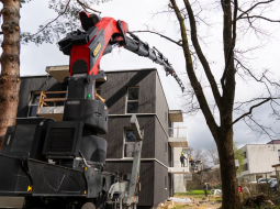 Over the Roof to the Objective: The PK 580 TEC Masters the Most Demanding Liftin